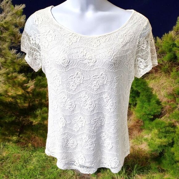 LEO & NICOLE White  Top With Short lace Sleeves  And A  Lace Overlay Size M - Picture 1 of 15